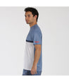 Camiseta de padel bullpadel chero en colores azul acero y blanco. Con logotipo en color naranja en pecho y manga. Vista de perfil.