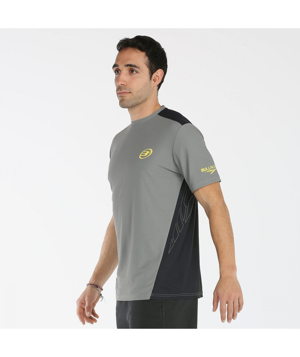 Camiseta de padel bullpadel ciron color verde olivo, franjas laterales color negro y logotipo en color amarillo. Vista de perfil.