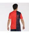 Camiseta de padel bullpadel modelo cise color rojo. Vista de espalda. Franja negra con nombre de marca.