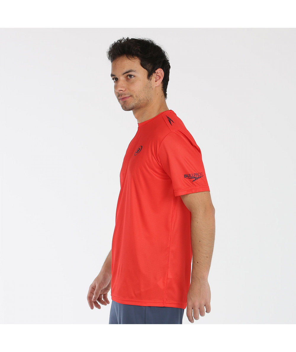 Camiseta de padel bullpadel modelo cise color rojo. Logotipo de color negro en el pecho. Vista de perfil.