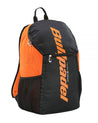 Mochila Bullpadel BPM 22004 Performance en colores negro y naranja. Vista de lado.