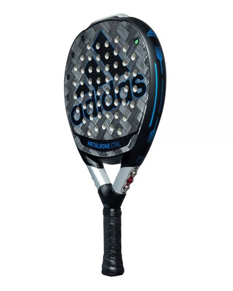 Pala de pádel Adidas Metalbone Control 2021, en colores plateado, negro y azul. Vista de lado.