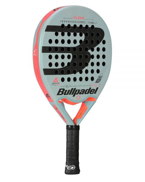 Pala de padel Bullpadel Flow 2021. Forma de lagrima en color azul con detalles naranjas. Vista de lado.