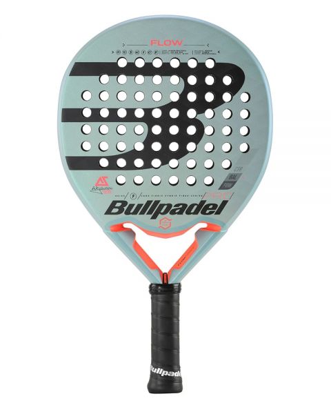 Pala de padel Bullpadel Flow 2021. Forma de lagrima en color azul con detalles naranjas.