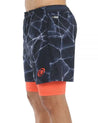 Pantalón corto de pádel bullpadel macheta color azul marino con estampado y logotipo en color naranja. Vista de perfil.