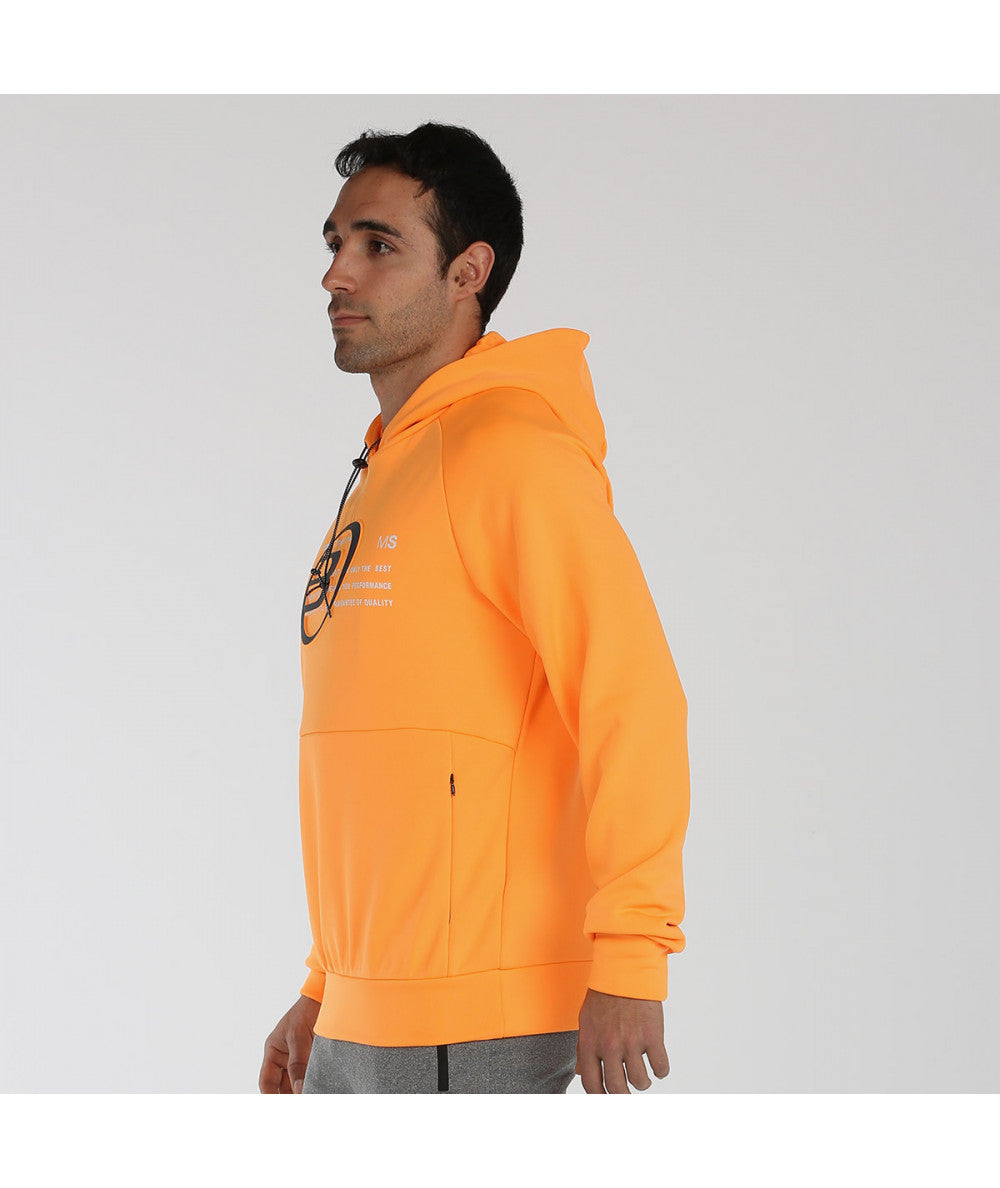 Sudadera de chico marca bullpadel, modelo ladyar en color naranja flúor. Logotipo en grande en medio del pecho en color negro. Vista de perfil.