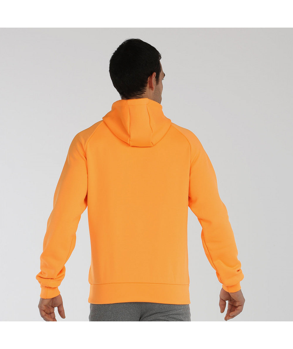 Sudadera de chico marca bullpadel, modelo ladyar en color naranja flúor. Logotipo en grande en medio del pecho en color negro. Vista de espaldas.